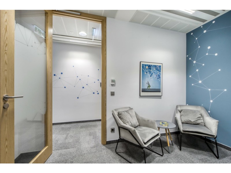 Fotel welurowy FLUENCE ciemna zieleń Step Into Design