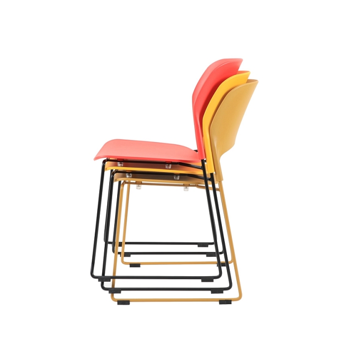 Krzesło TIPICO - polipropylen, czerwone siedzisko, stelaż czarny - Step Into Design