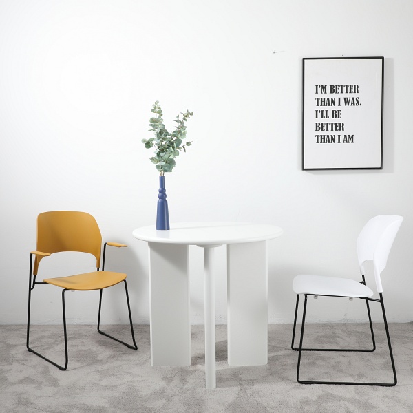 Krzesło TIPICO - polipropylen, białe siedzisko, stelaż czarny Step Into Design