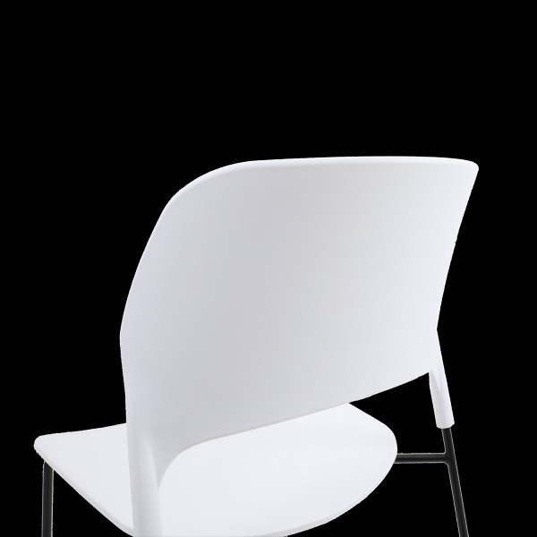 Krzesło TIPICO - polipropylen, białe siedzisko, stelaż czarny Step Into Design
